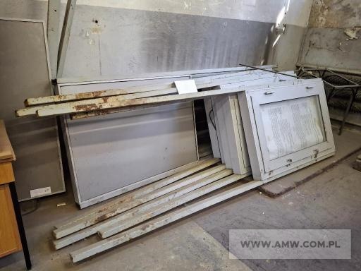 Sprzęt infrastruktury - pakiet zawierający 12 poz. asort. (wg oddzielnego wykazu), w tym m.in.: biurka, gabloty wolnostojące, kątowniki perforowane, krzesła, regały biblioteczne itp. 